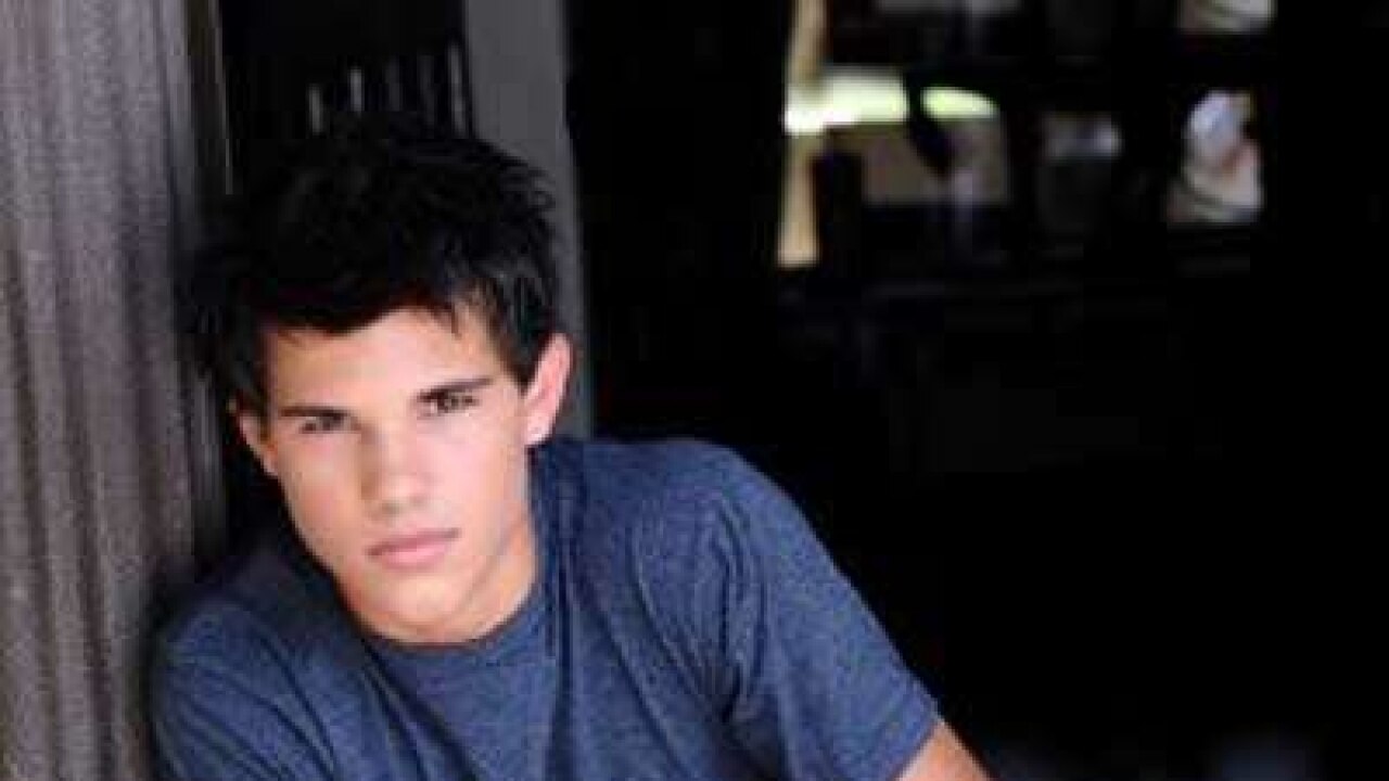 Twilight' star Taylor Lautner puts college plans on hold