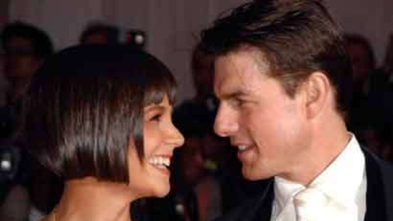 Tom Cruise showers Katie Holmes with red roses wherever they go