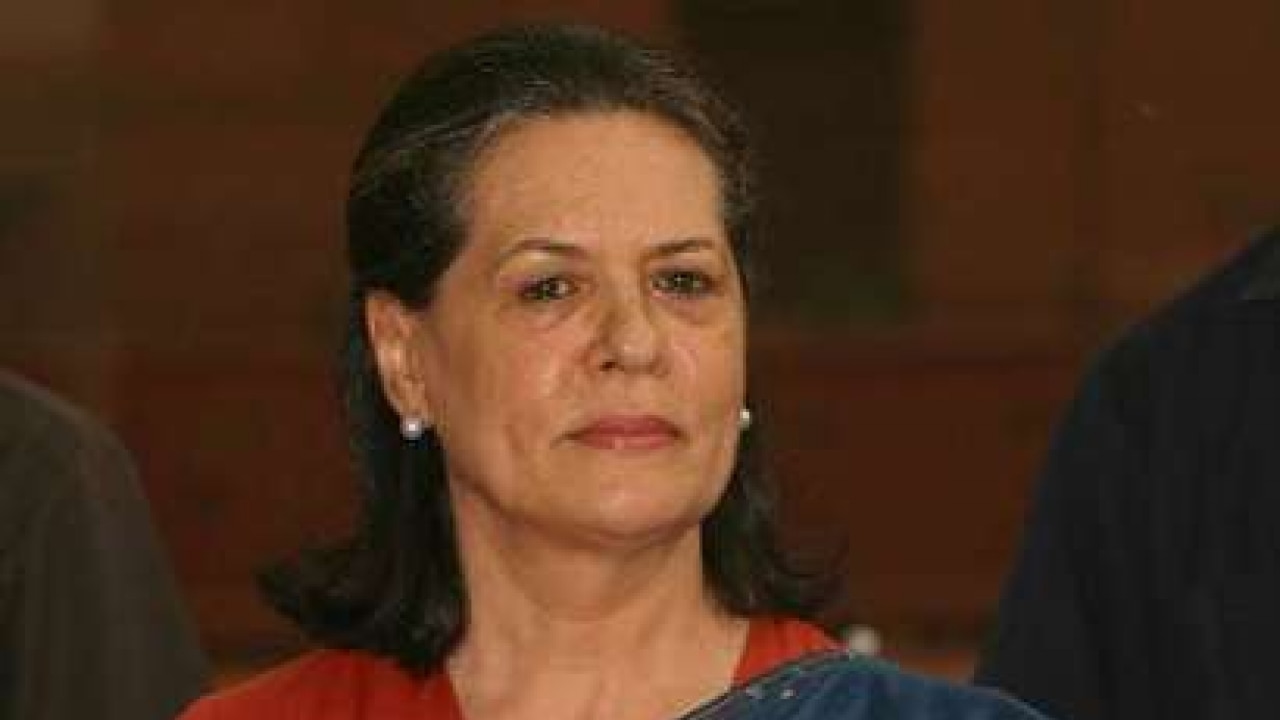 Delhi building collapse: Sonia Gandhi visits the injured in hospital