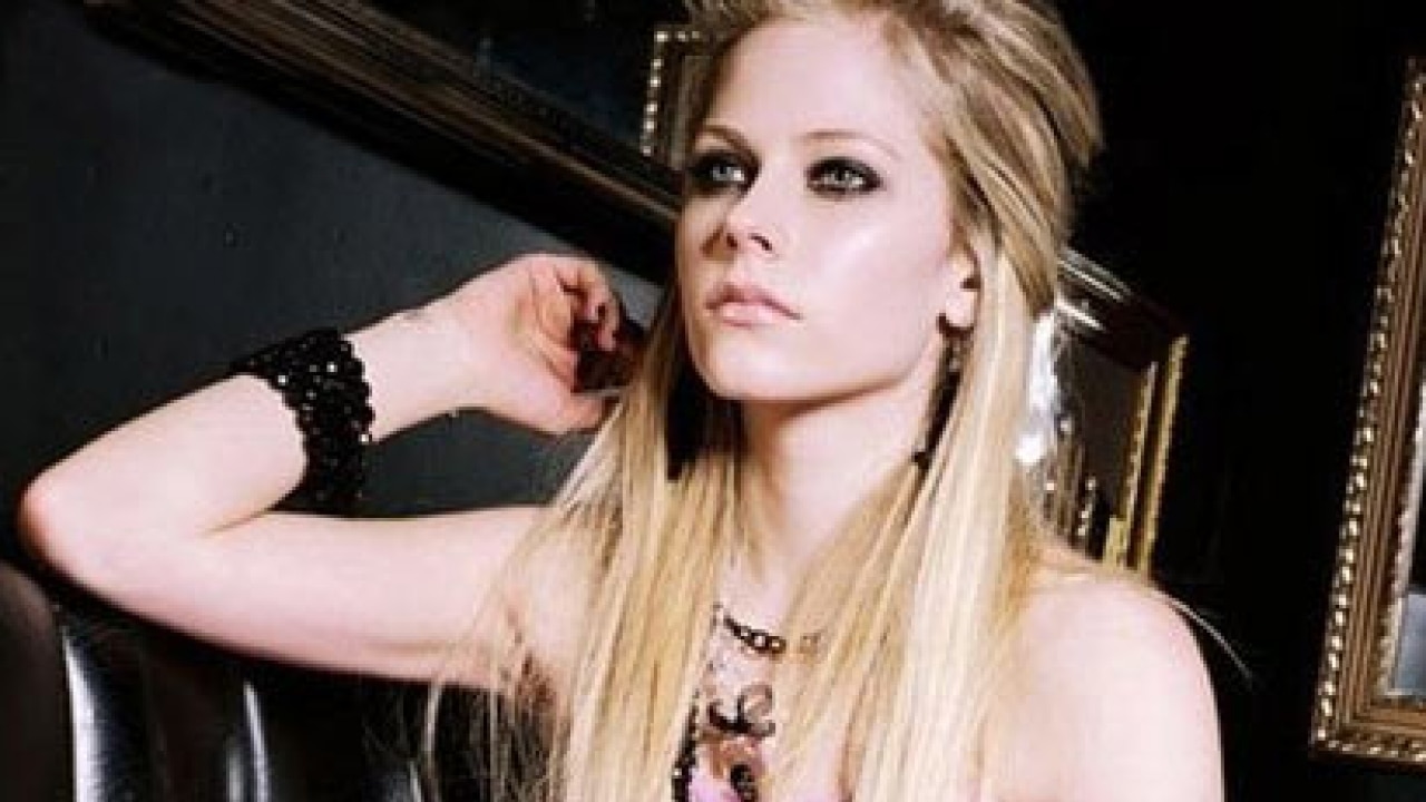 Avril Lavigne gets safety pin tattoo on neck during girls' night out