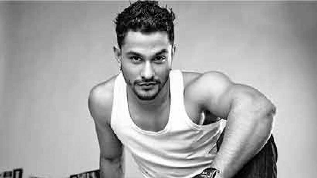 Kunal Khemu | Classy outfits men, Attractive guys, Photography poses for men