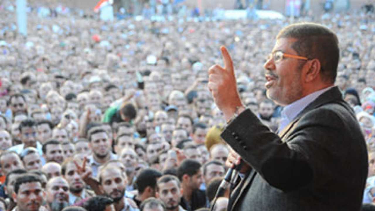 Clashes in cairo over president mursi seizing new powers