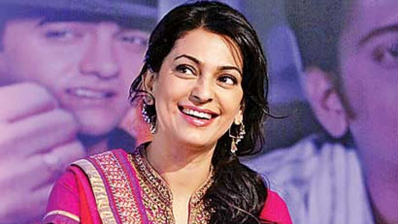 Juhi Chawla Ka Sex - Juhi Chawla plays vamp to Madhuri Dixit