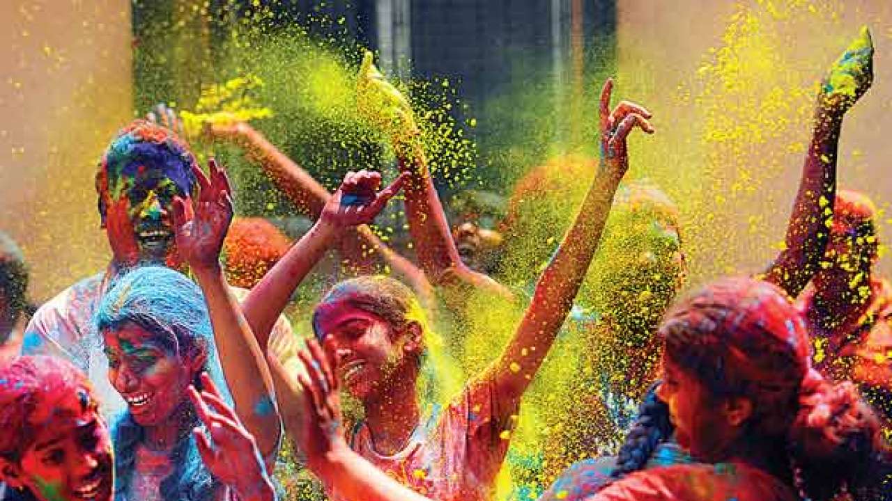 Mumbai enjoys Holi with a blast of colours