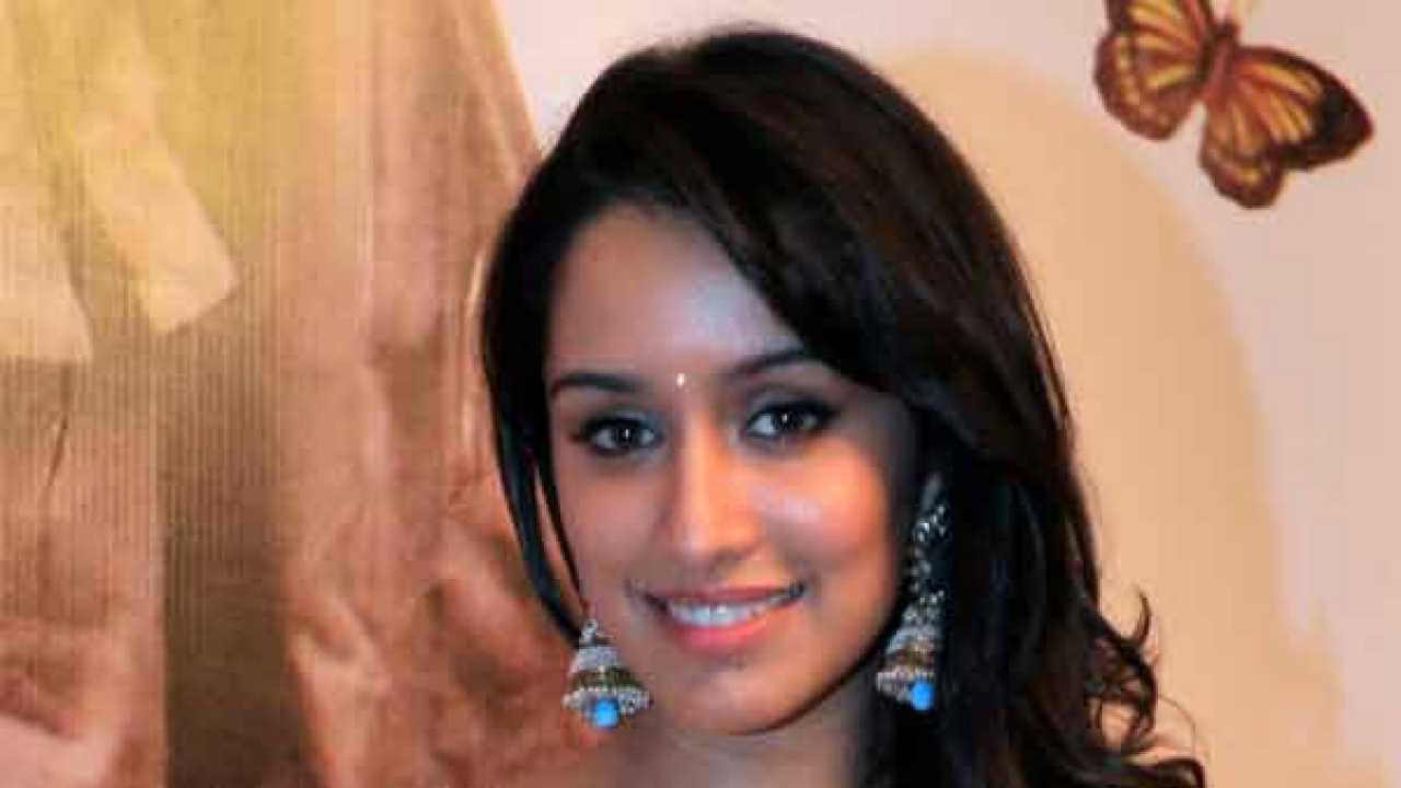 I like to compete with herself: Shraddha Kapoor of 'Aashiqui 2' fame