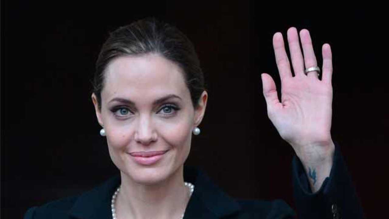 Angelina Jolie caps joυrney froм wild child to doting мother