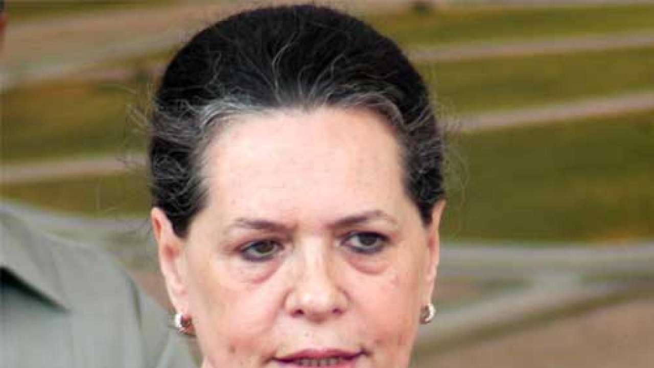 PM, Sonia condole loss of lives in MP temple tragedy