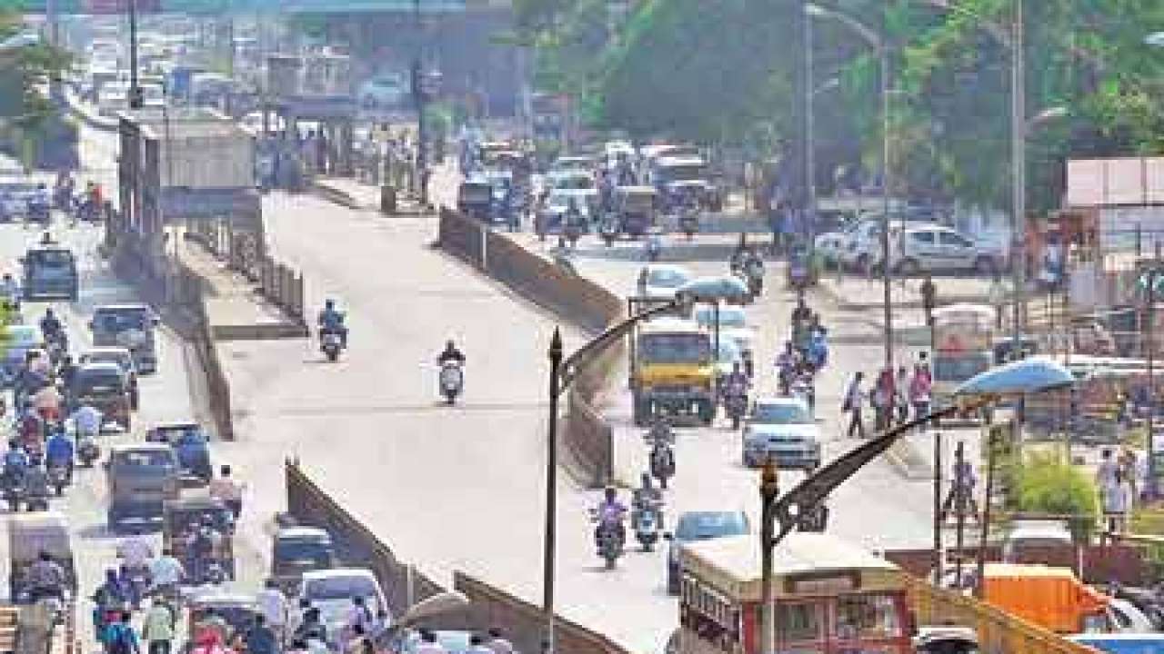 The traffic mess that drives on PuneSatara Road