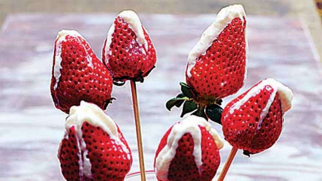 Serving strawberries