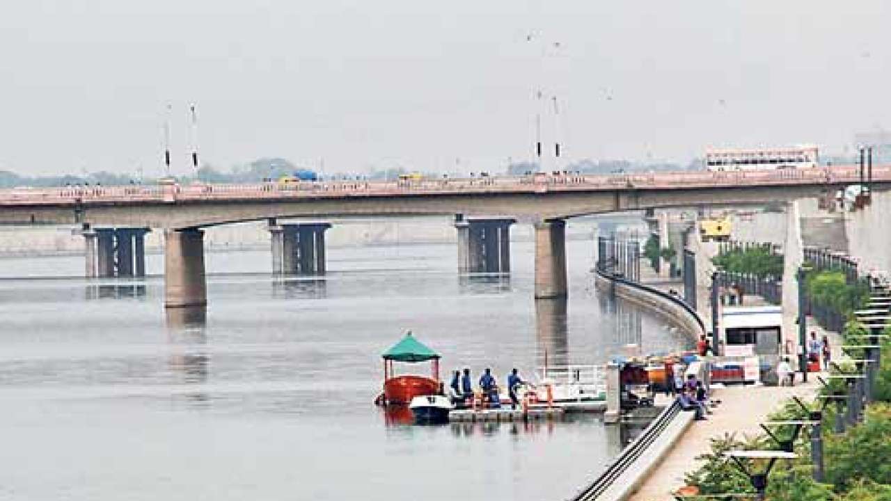 Ahmedabad: Riverfront shops yet to hear the buzz of biz