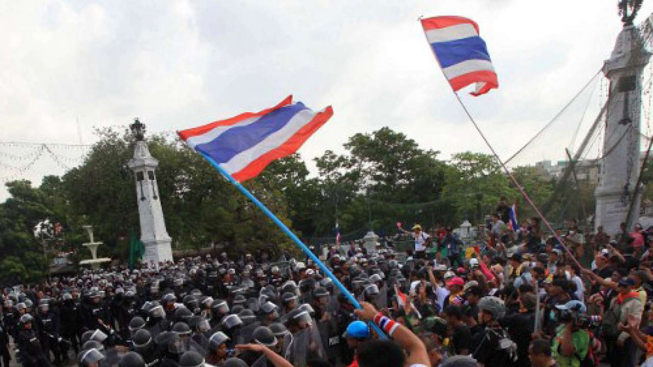 Divided Thailand faces risk of civil war