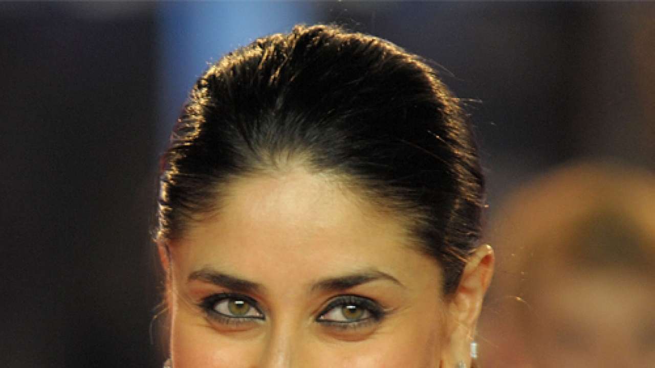 HD wallpaper: Kareena Kapoor Sweet Smile, Female Celebrities, smiling,  golden hair | Wallpaper Flare