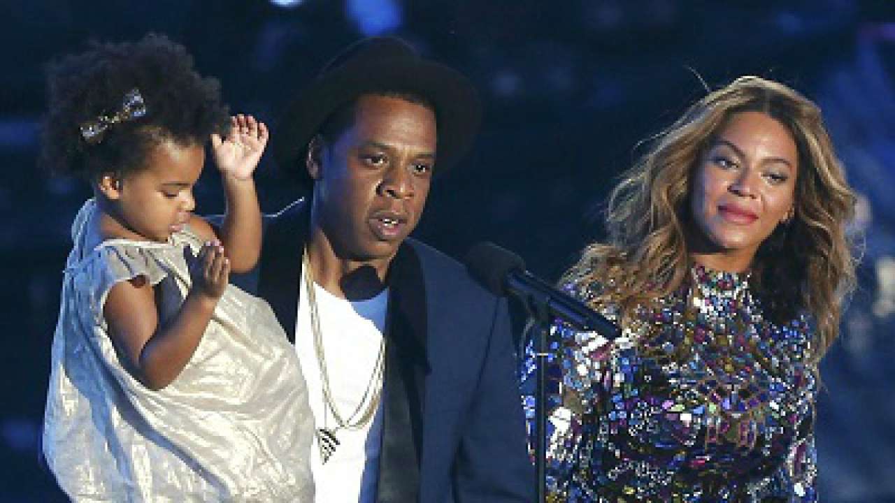 Beyonce performs medley of songs at VMAs; shares kiss with Jay Z onstage