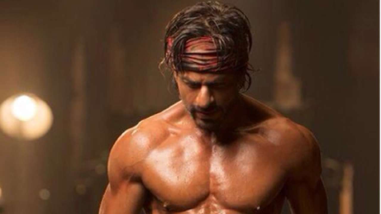 Revealed Shah Rukh Khans Smouldering Eight Pack Abs For Happy New Year 