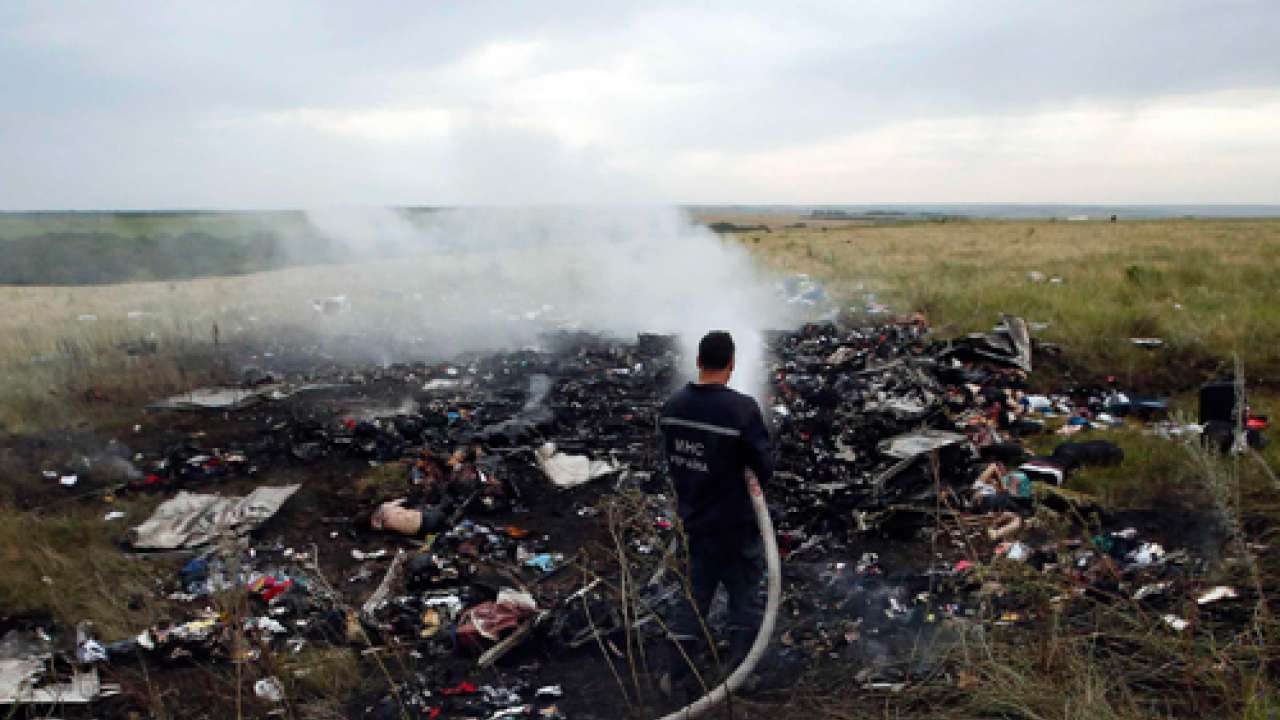 Mh17 preliminary report blames high speed hit for aircraft splitting into pieces