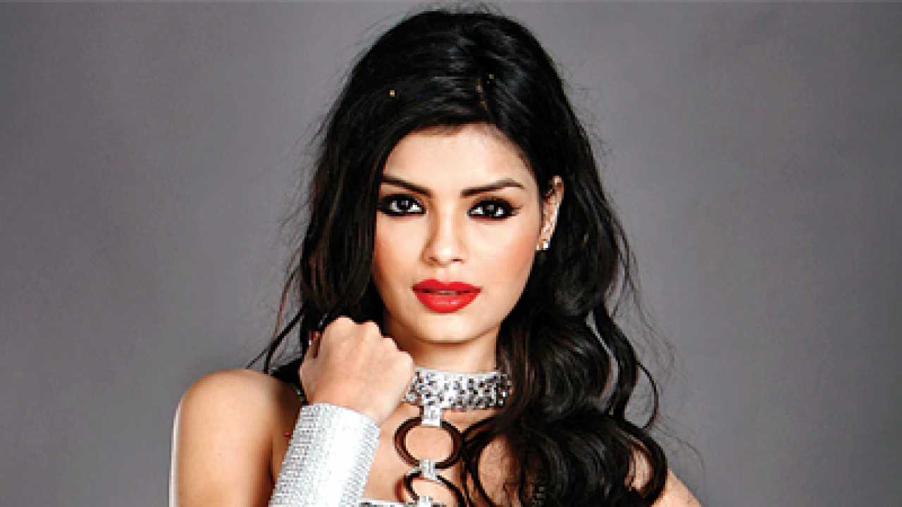 Bigg boss 8: why am i being called lazy, asks sonali raut