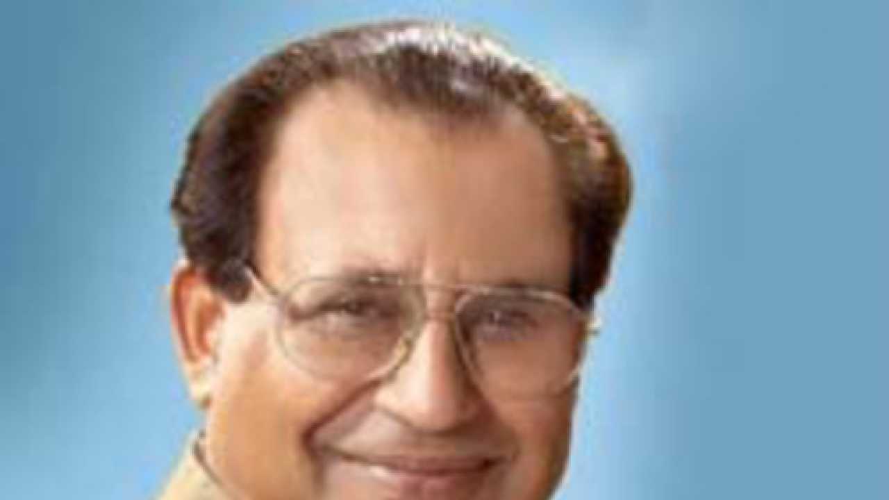 Jagdish mukhi sends legal notice to aap chief arvind kejriwal on his photo 'misused'