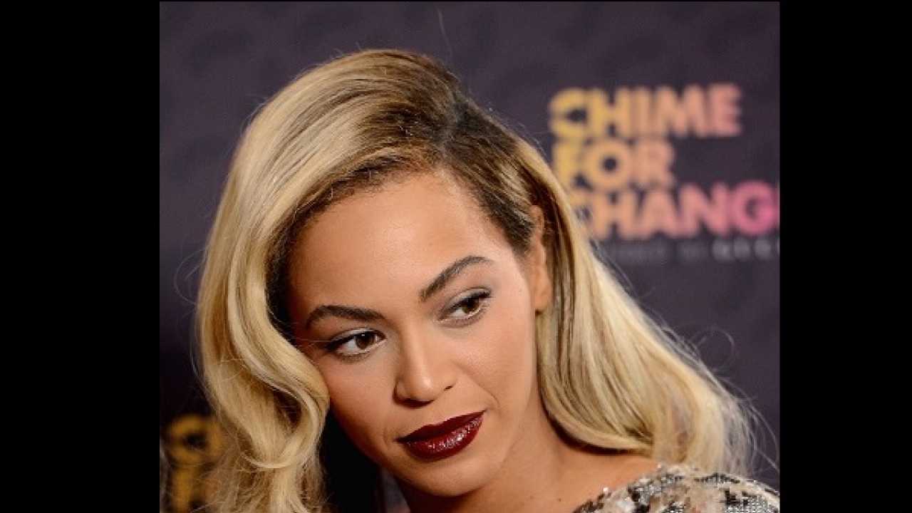 Beyonce slammed for taking picture with tiger cub
