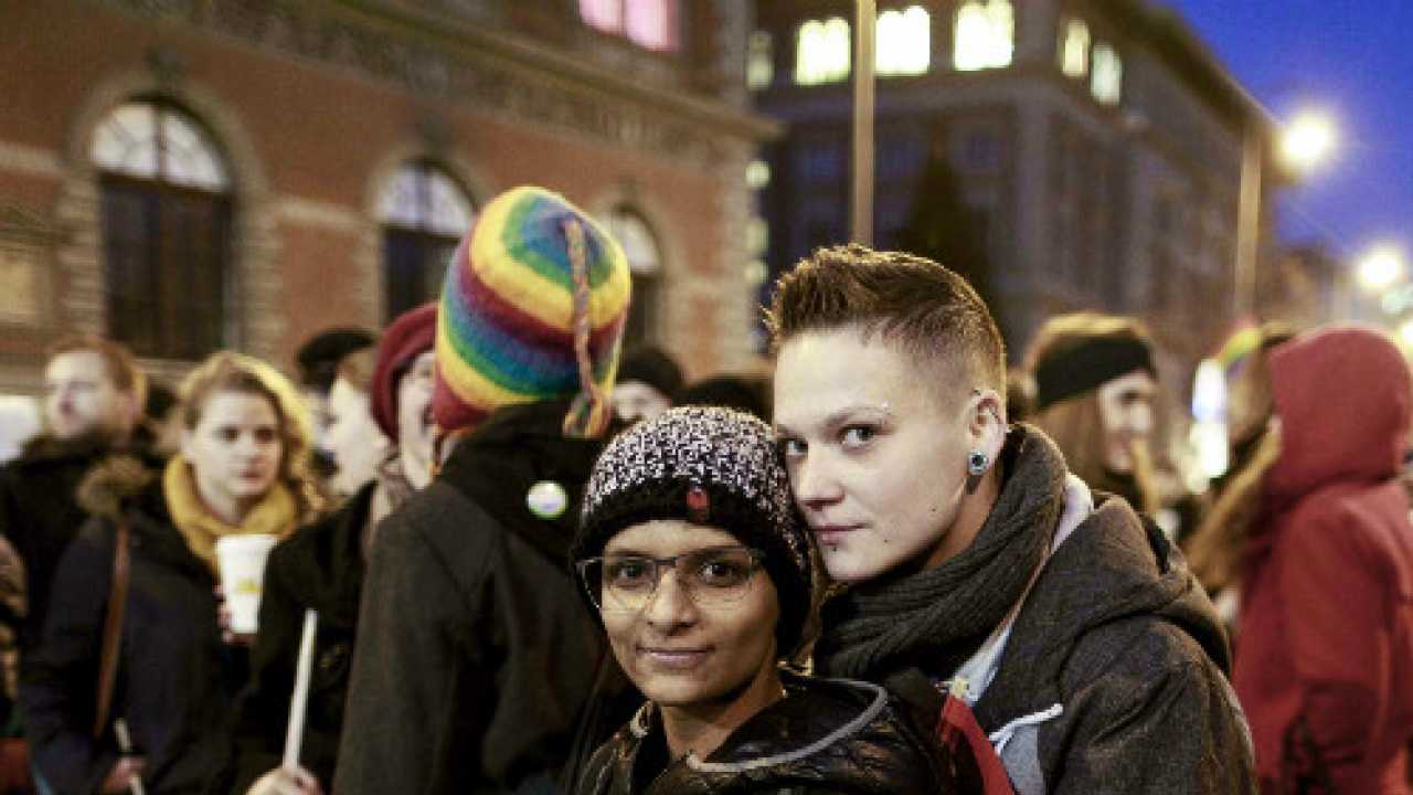 Over 1 000 People Kiss In Protest After Cafe In Vienna Kicks Out Lesbian Couple