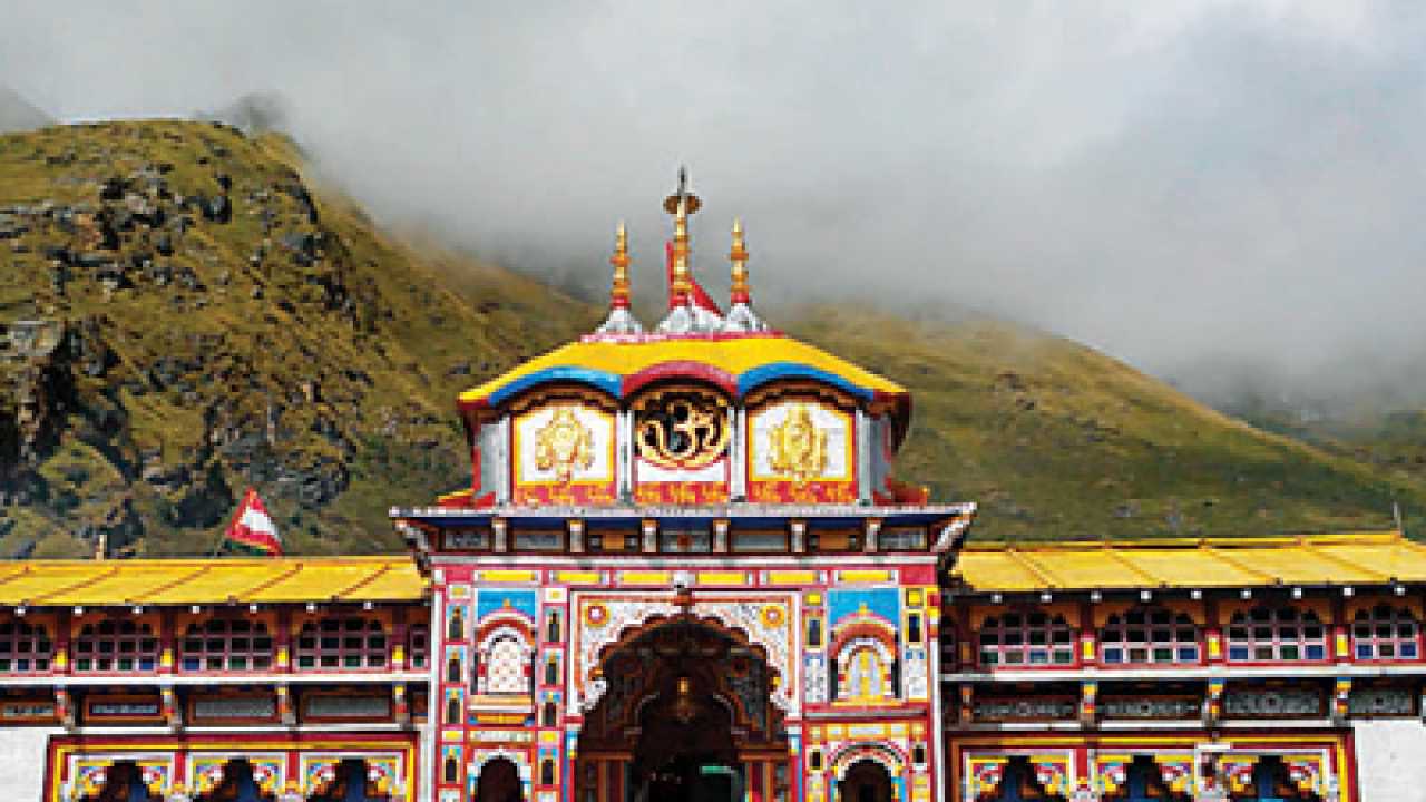 This is the BEAUTIFUL Badrinath temple You can really feel Gods presence  here as the whole environment is DIVINE an  Tourism india Uttarakhand  Tourist places