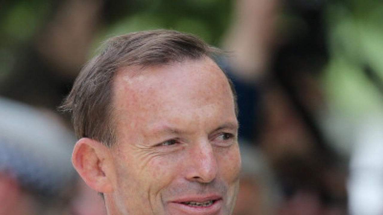 Kvæle helt bestemt værdighed Tony Abbott caught on video downing beer in only 7 seconds