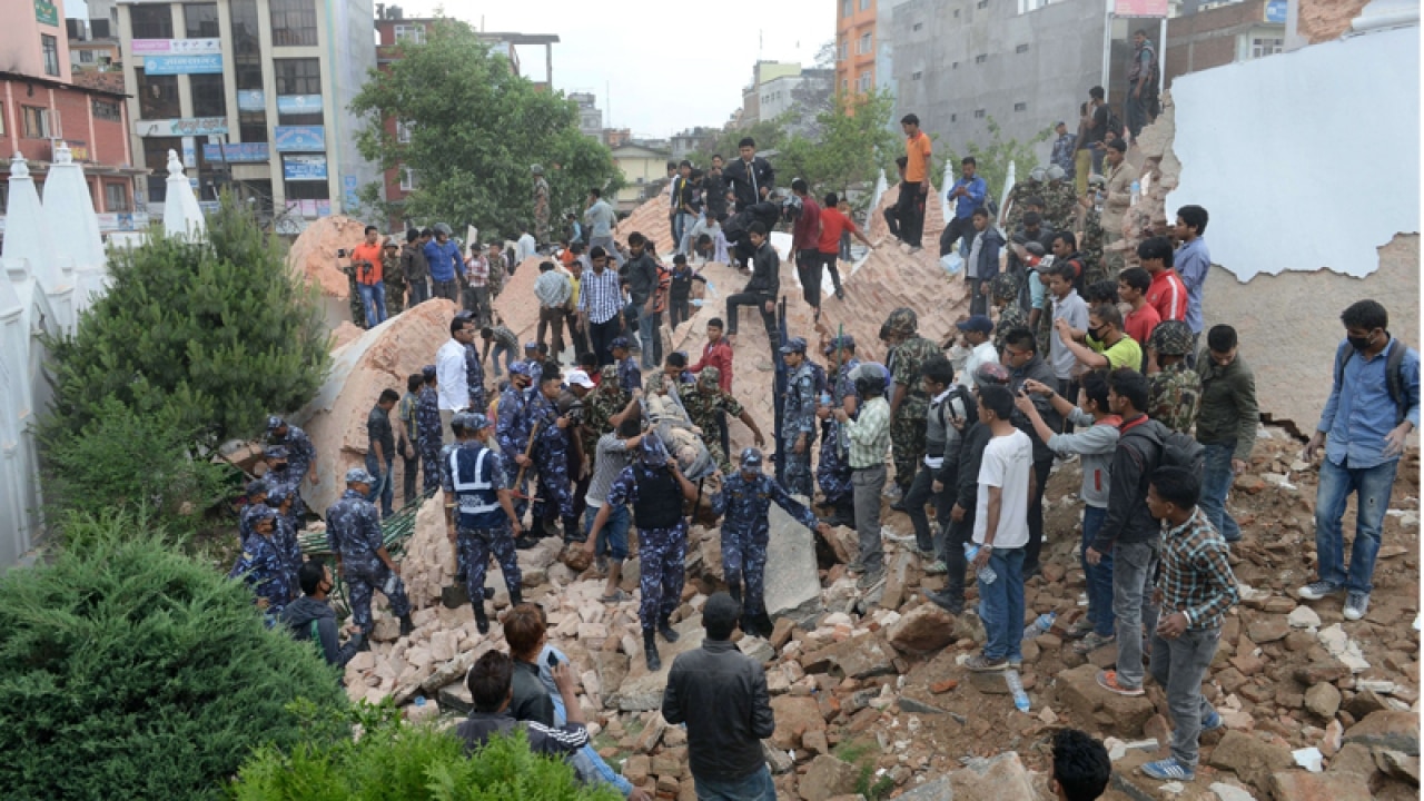 Nepalese rescue members remove the body from Darahara Tower in Kathmandu on April 25, 2015.