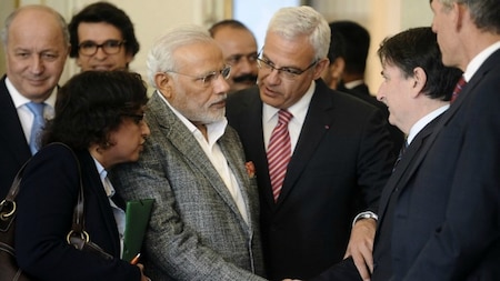 Indian Prime Minister Narendra Modi (C) shakes hands with Philippe Robardey, (R), president of French employers' association Medef in Haute-Garonne during a visit to the prefecture in Toulouse, on April 11, 2015.