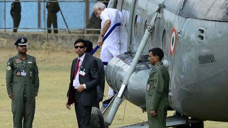 Indian prime minister Narendra Modi (C) arrives in Jaffna, some 400 kilometres (250 miles) north of Colombo on March 14, 2015.