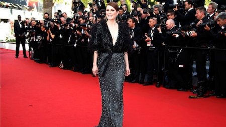 Julianne Moore paired emarald earrings with embelished Armani Prive gown (Reuters)
