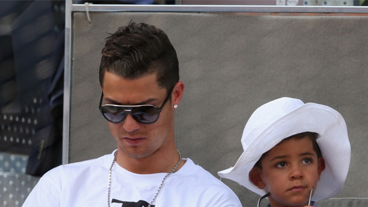 Cristiano Ronaldo teaches 4-yr-old son how to do crunches