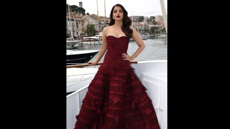 Seems like the lady can do know wrong as Aishwarya Rai Bachan looked gorgeous in an Oscar de la Renta oxblood gown. Image Credit: Getty Images