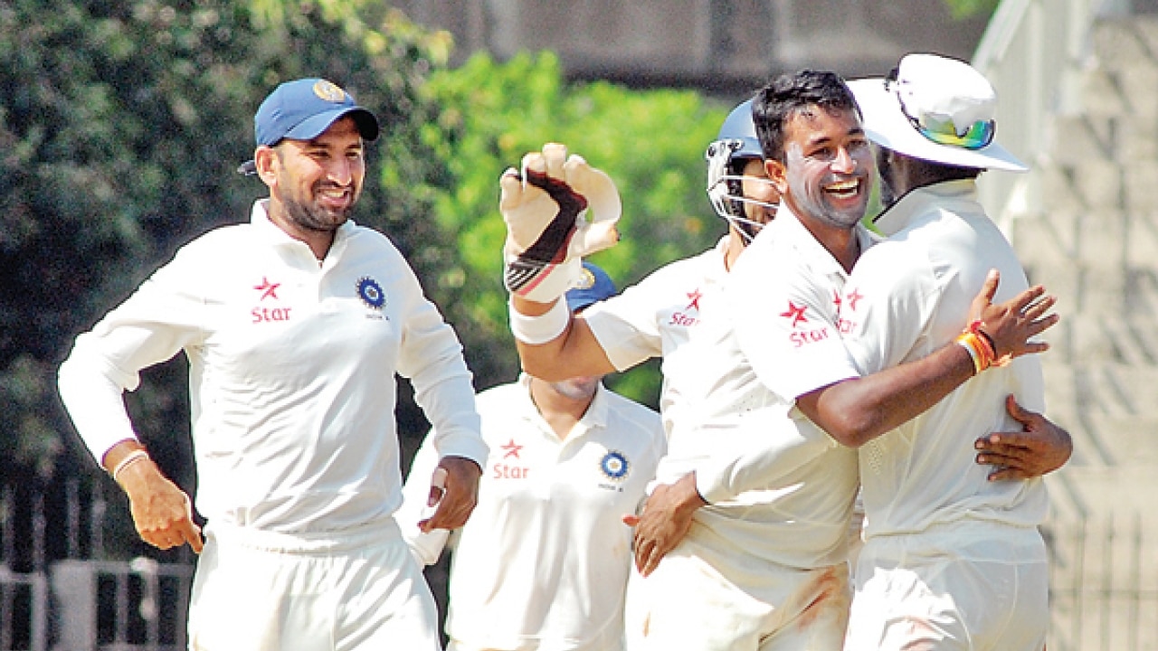 Pragyan Ojha shakes Aussie top-order