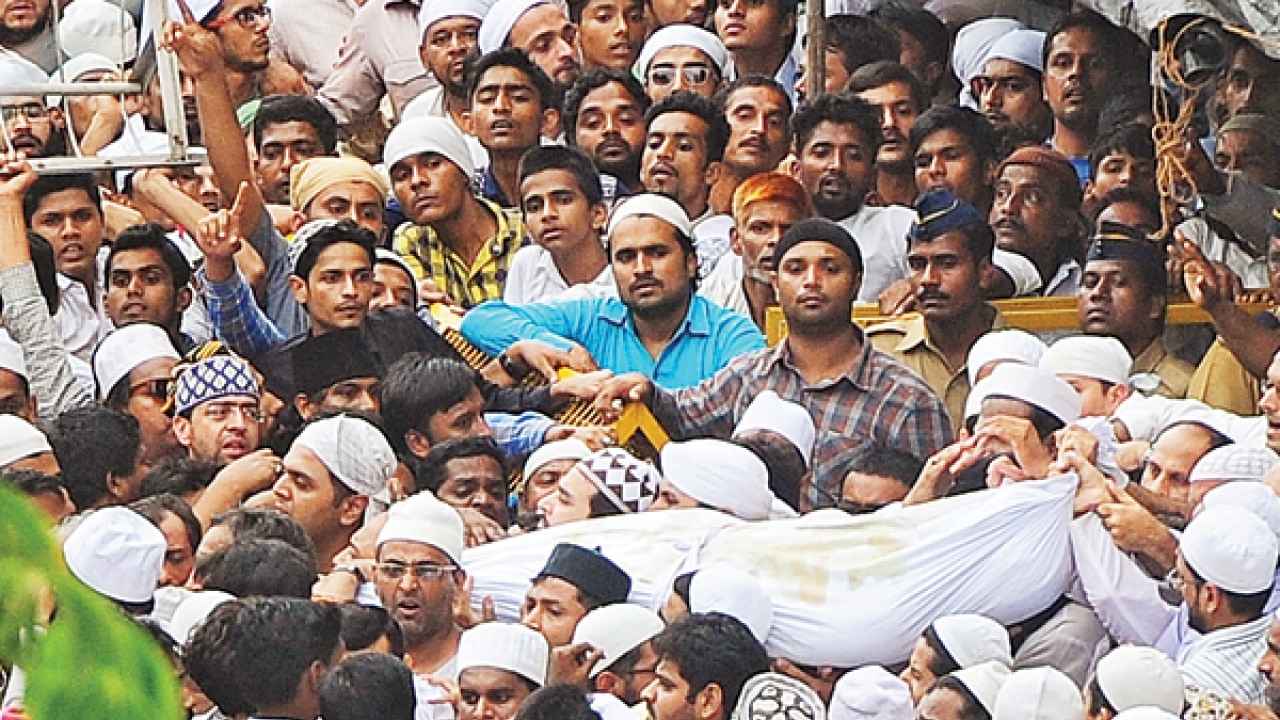 Thousands throng Yakub Memon's funeral