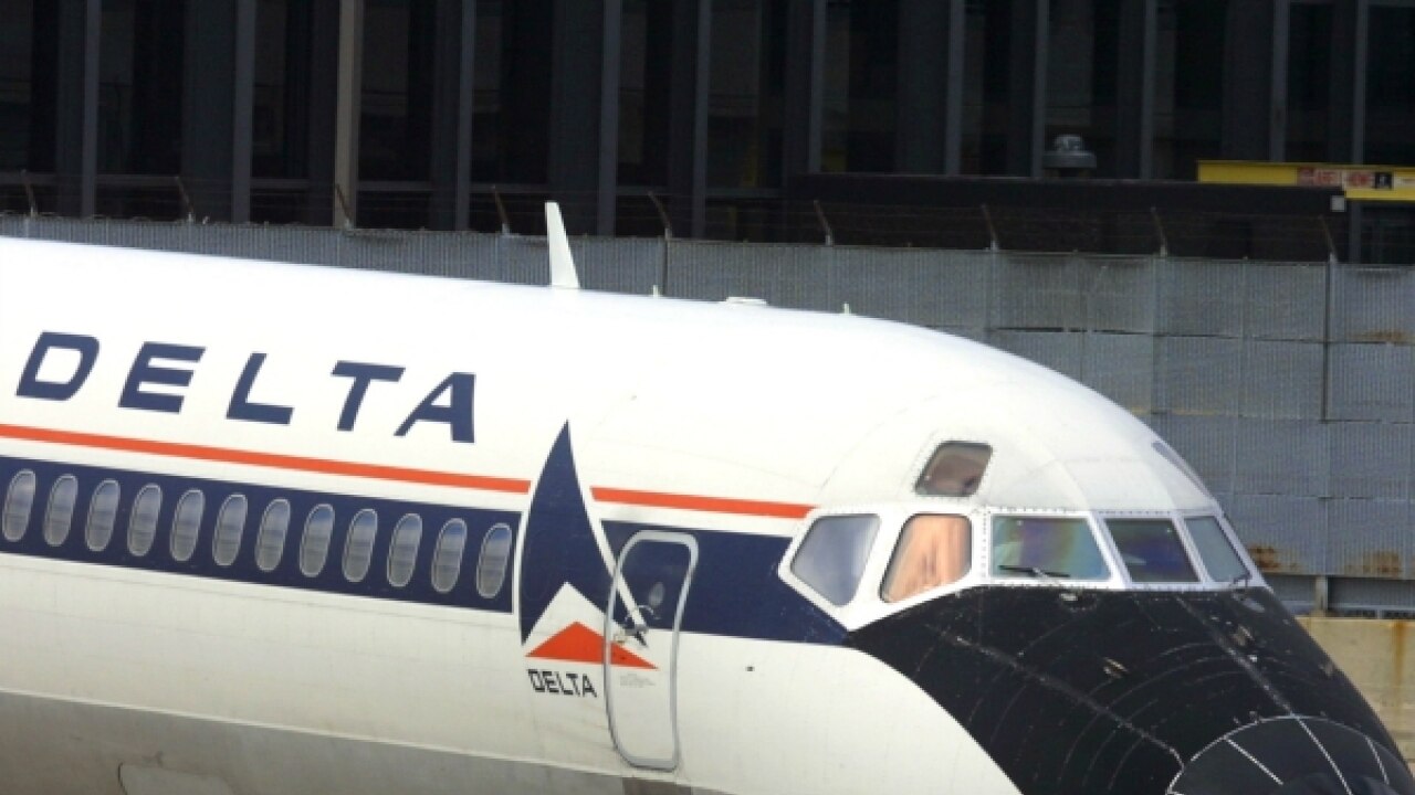 Video Video Delta Airline Plane Gets Struck By Lightning At Airport 