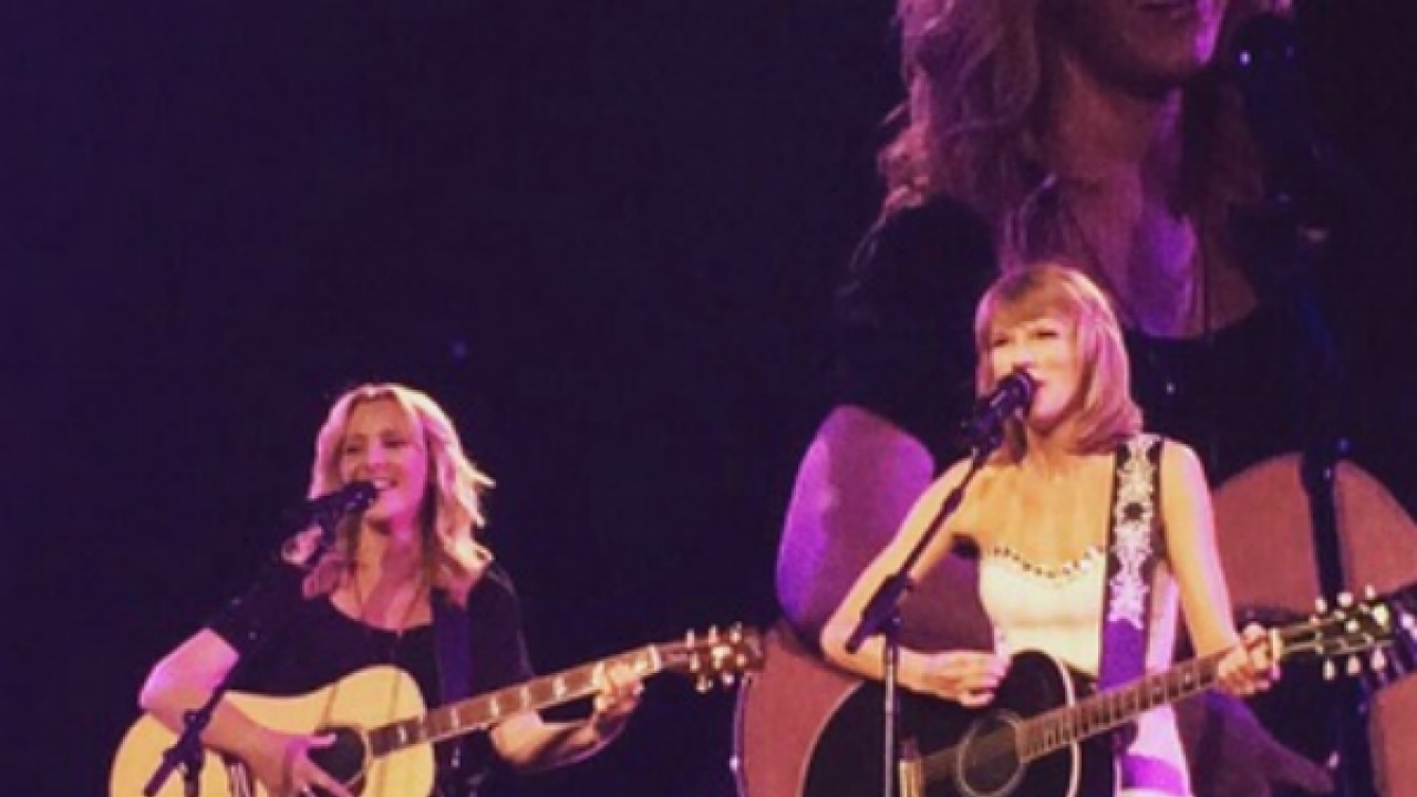 Watch Fans Go Crazy When Taylor Swift Sings Smelly Cat