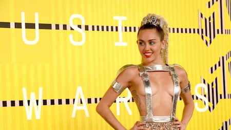 Miley 'bedazzled' everyone at the red carpet of MTV VMAs