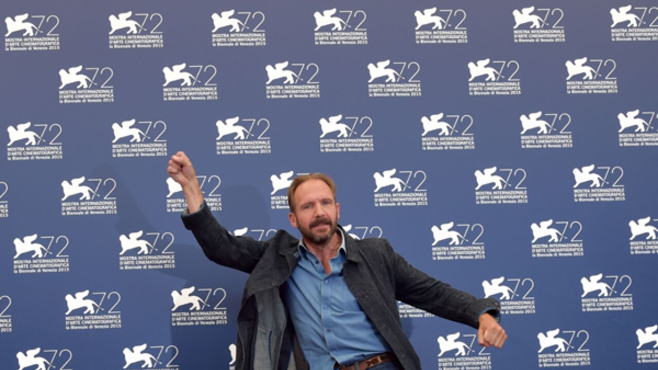 'Skyfall' star Ralph Fiennes shows off dance moves at Venice Film Festival(00)