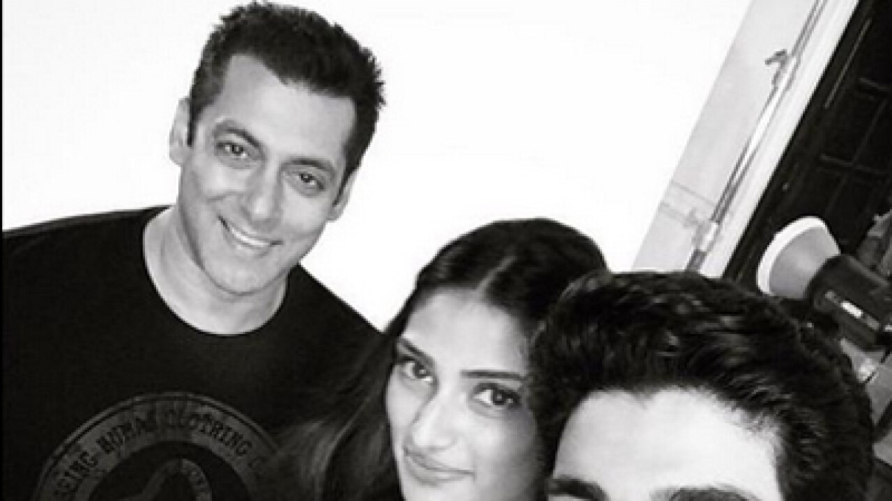 Salman Khan turns 'Hero' screening into a family affair!