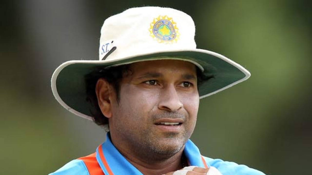 Sachin Tendulkar unveils Kerala Blasters team jersey