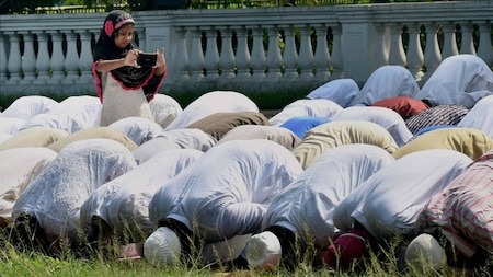 A girl clicks photos of Muslims offering namaz in Kolkata