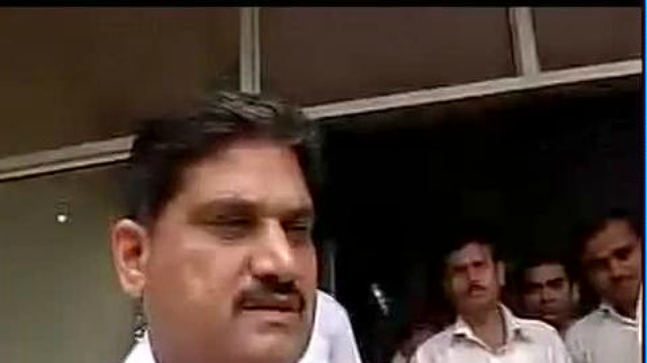 Delhi govt threatens inquiry against acb chief mk meena