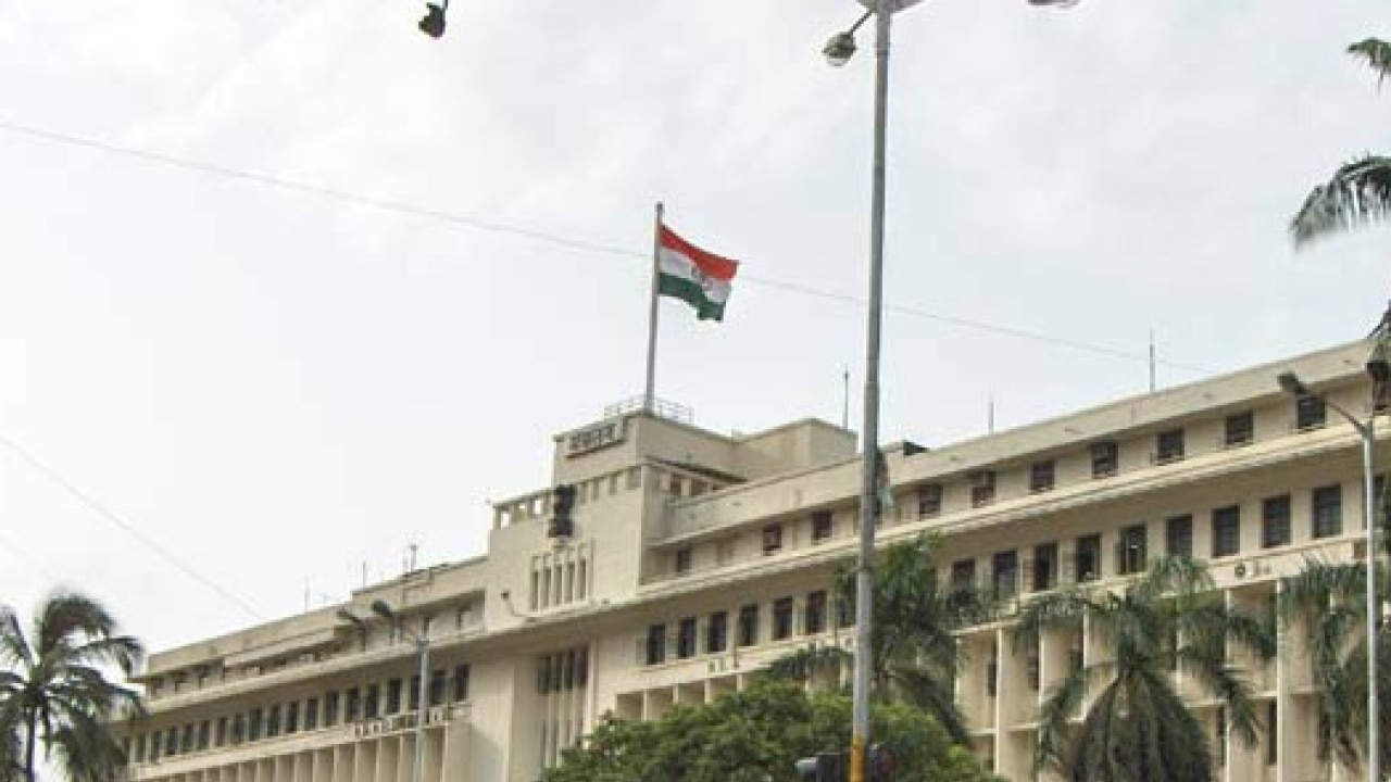 Marathi writers visit Mantralaya to return literary awards