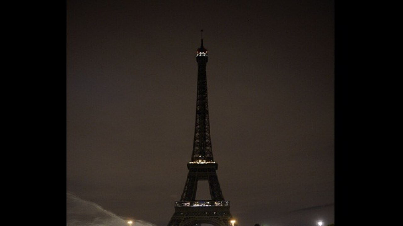 Eiffel Tower Goes Dark As France Mourns 129 Dead