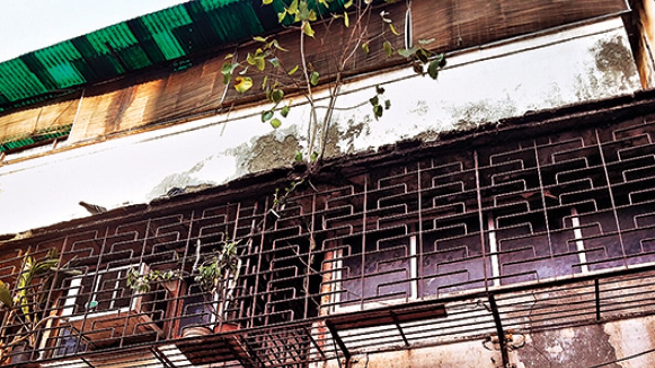 Mumbai: Man jumps off a building during a police raid sparks controversy