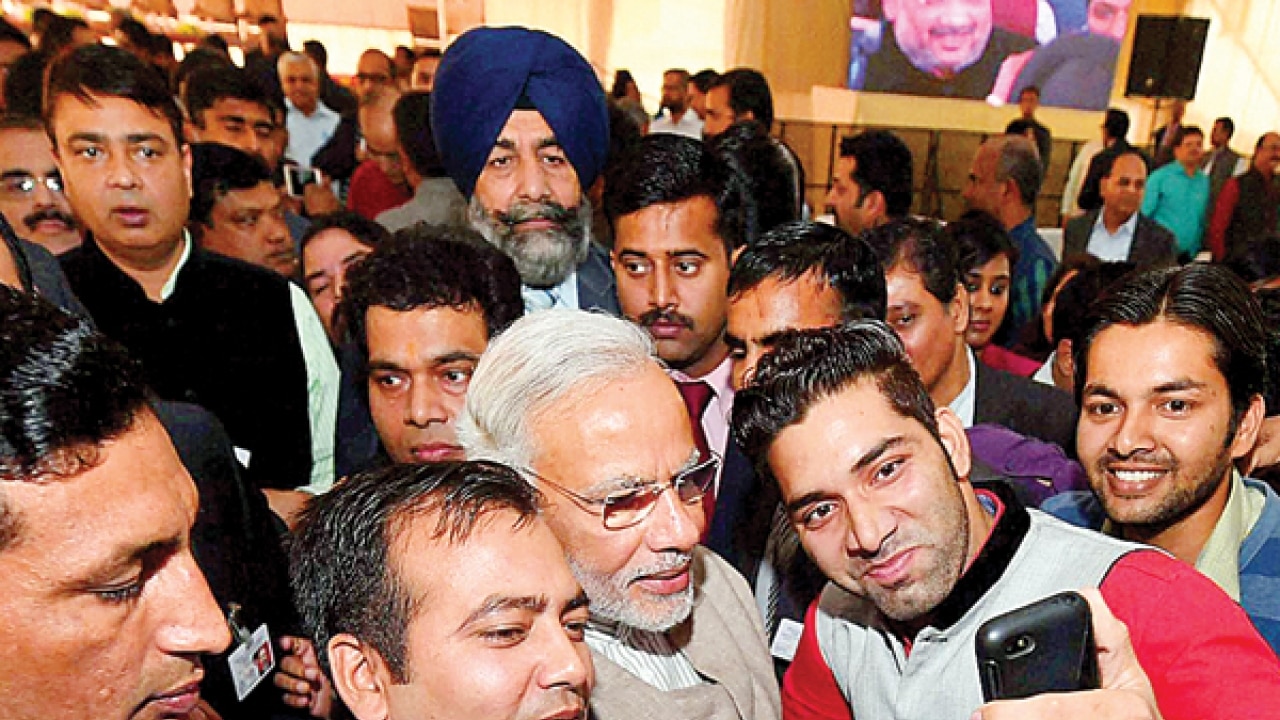 Media persons jostle for selfies with PM, again