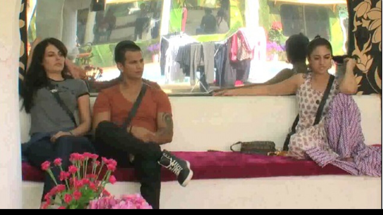 Bigg Boss 9: Priya and Prince have an ugly fight over Nora!