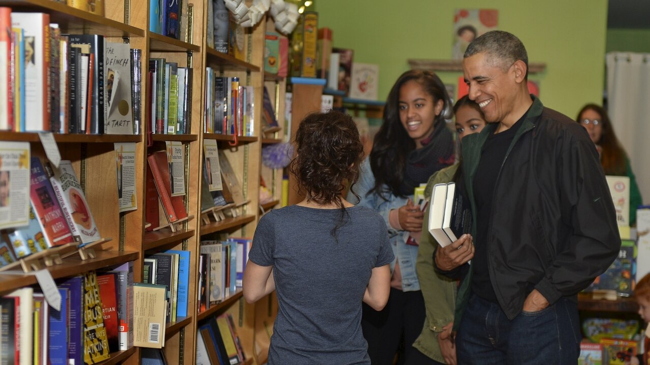 In Pictures: Barack Obama goes shopping with Malia, Sasha on Small ...