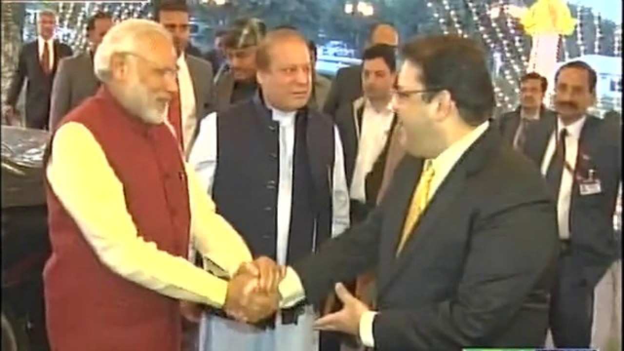 Watch PM Narendra Modi Greeted By PM Nawaz Sharif At Lahore Airport