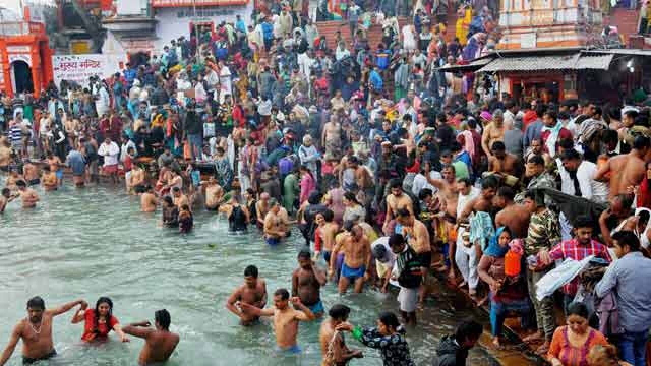 Devotees take holy dip in Haridwar