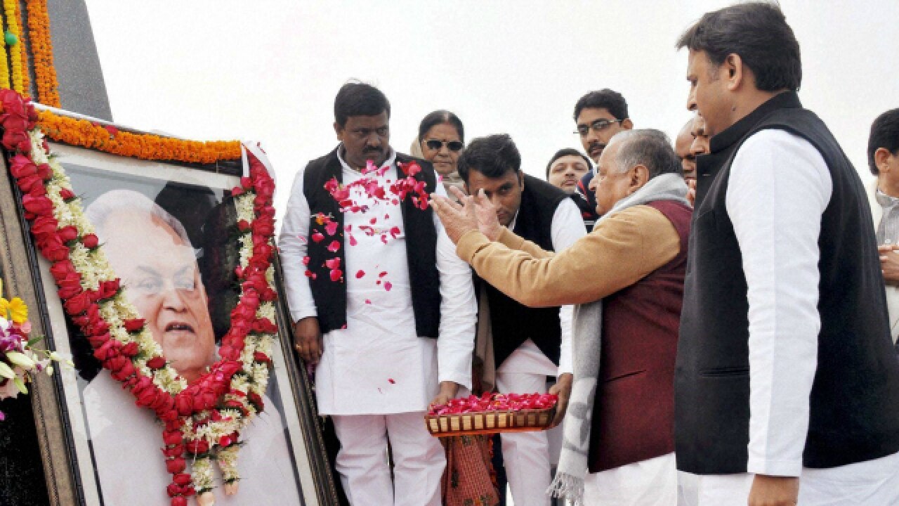 Mulayam gives advice to son Akhilesh on how to become a 'big leader'